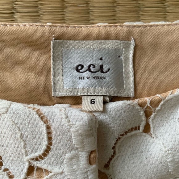 Eci New York  lined bone colored  floral lace shorts, size 6 - Picture 4 of 8